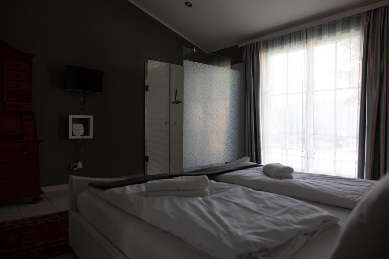 Elegant&Hu Hotel Wina Bagian luar foto